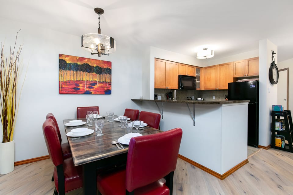 Dinning area - Dinning for 6, the leaf is kept in the closet
