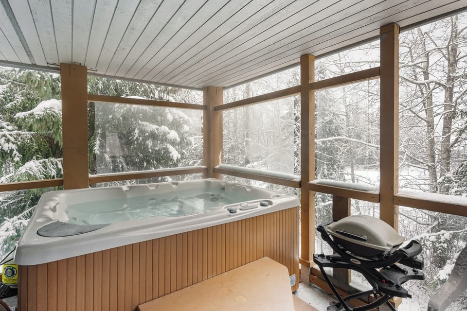 Indoor spa tub