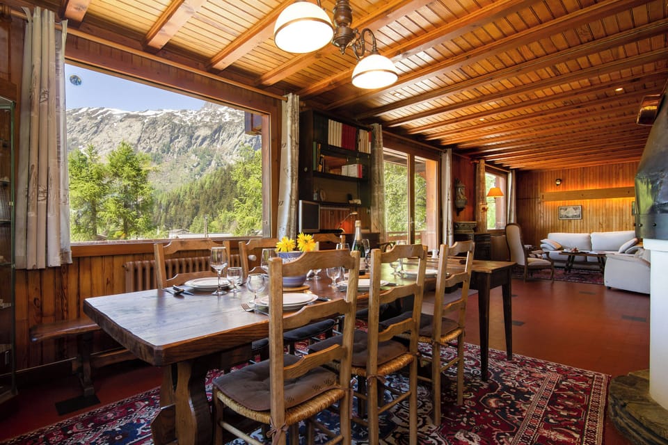 Spacious open plan dining area