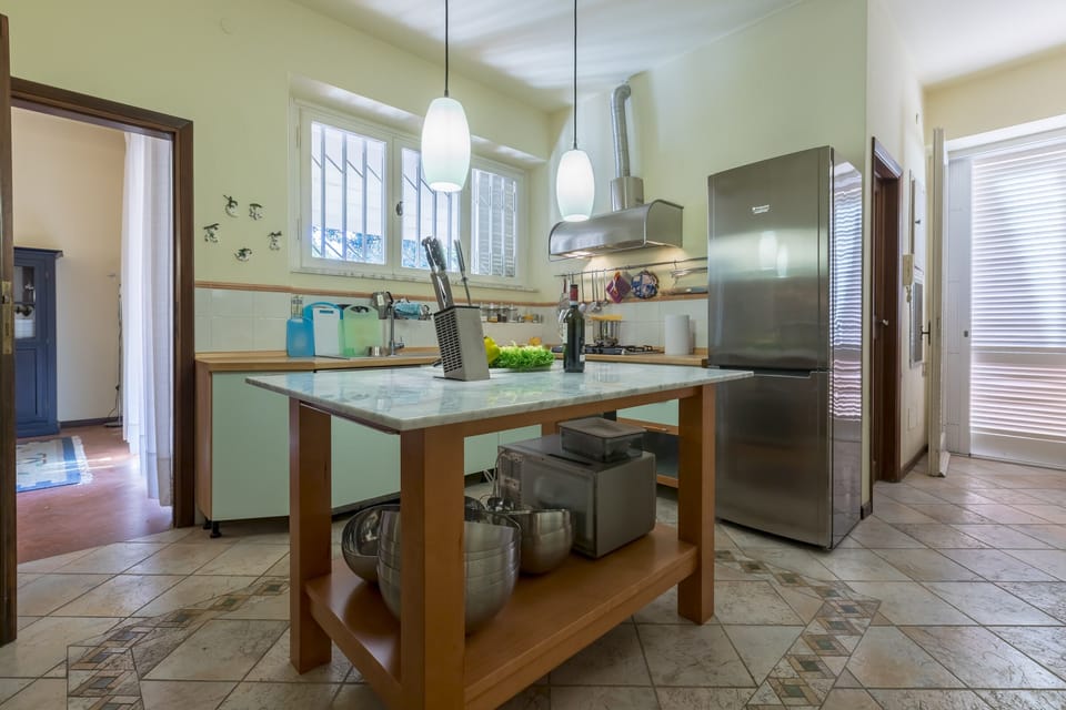Full equipped kitchen, with fridge, freezer, cooker hob, oven and microwave