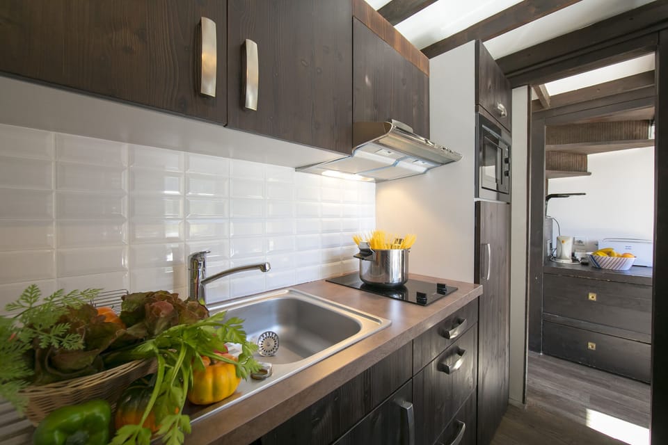 Fully equipped kitchen with a dishwasher