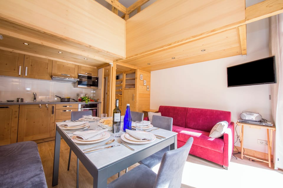 Complete dining set & HDTV