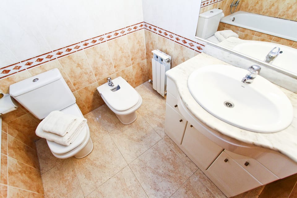 Complete bathroom suite