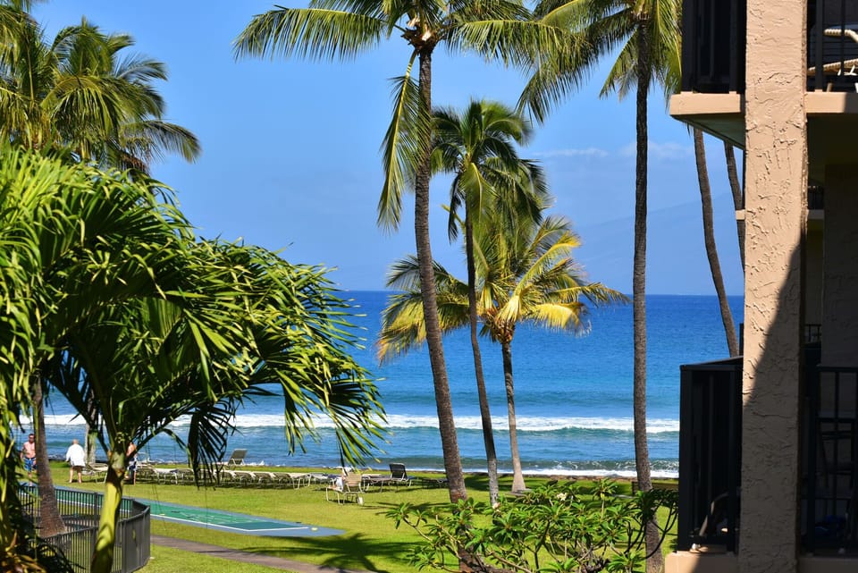 Papakea G302 has a great resort location with close proximity to the ocean!