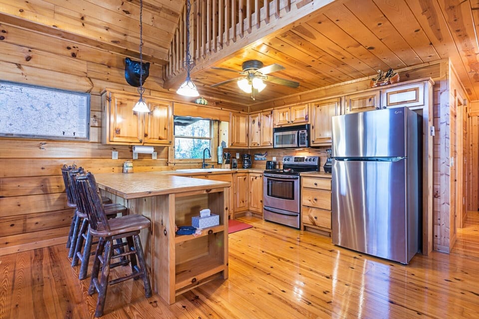 Well-equipped kitchen, Stainless Steel appliances, eat-in bar, 3 bar stools