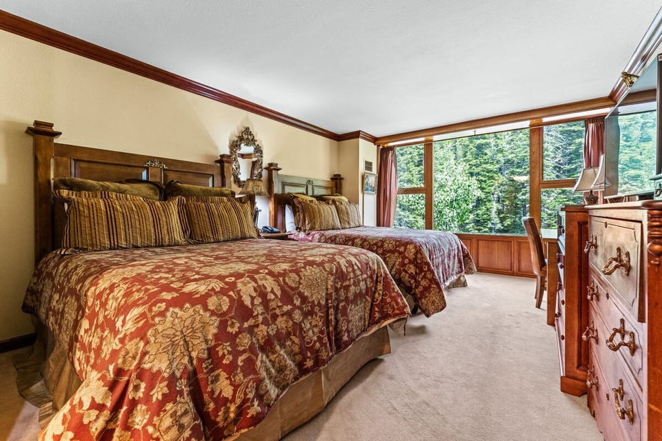 Two queen beds, two dressers one for each bed, separate refrig beautiful views.
