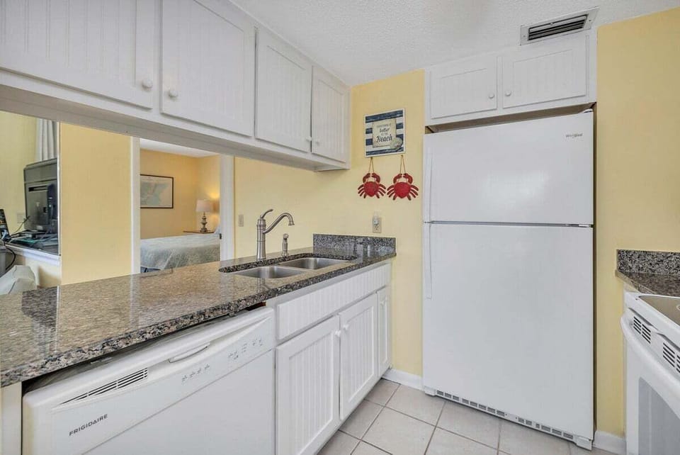 Shipwatch 100 - Kitchen with appliances