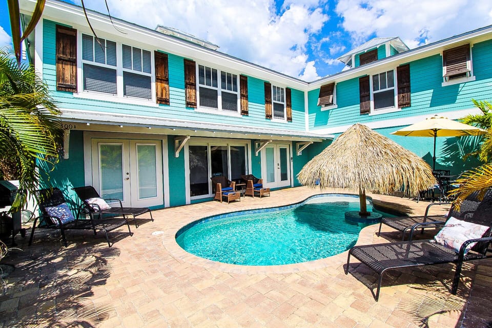 Saltwater Pool and Lounge