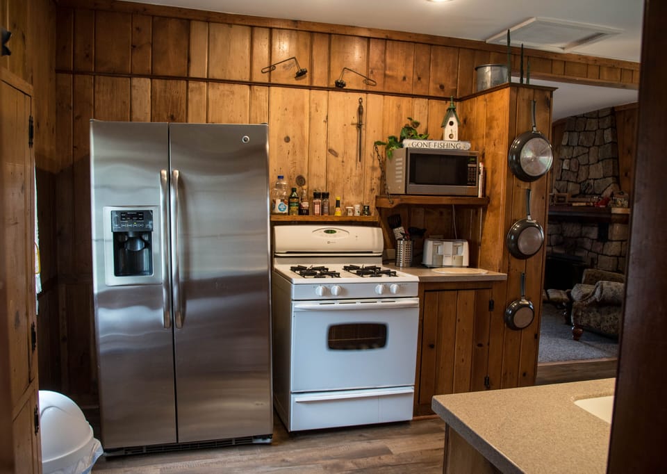 Fully equipped kitchen, fridge, stove, microwave 