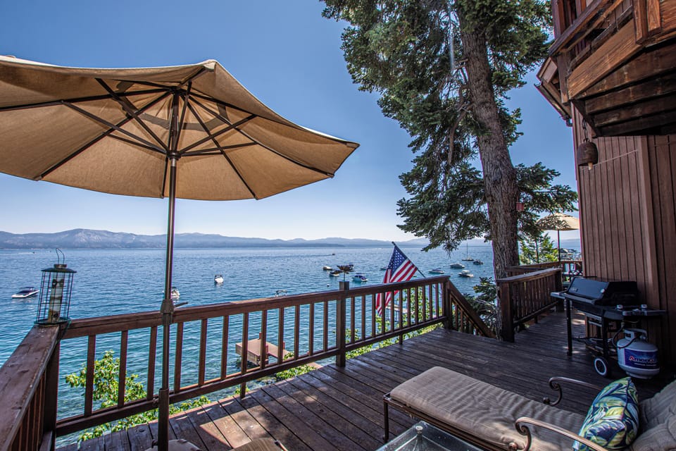 Rygh Lakefront - Exterior Deck BBQ
