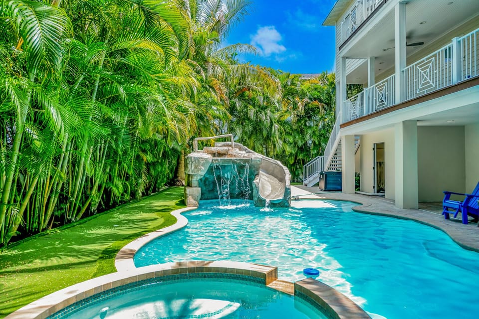 Tropical Hideaway- By AMI Locals