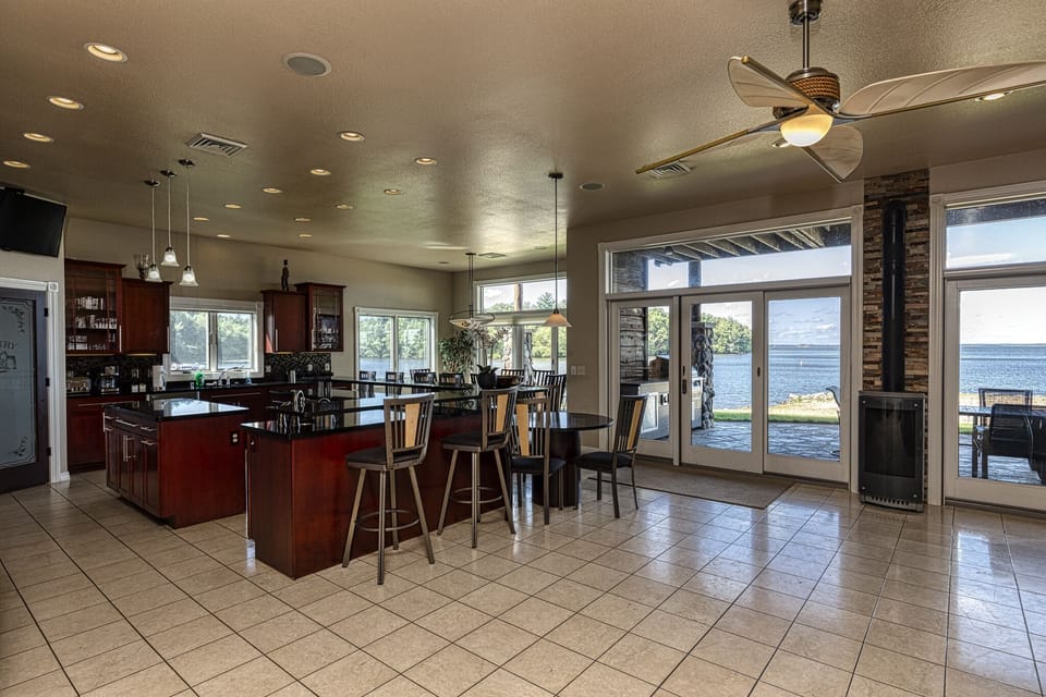 The Stay Spa: view of the kitchen, dining area, and Castle Rock Lake