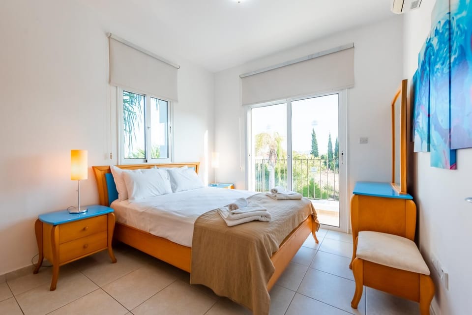 First floor
Queen size bed
Shared bathroom
Direct access to veranda