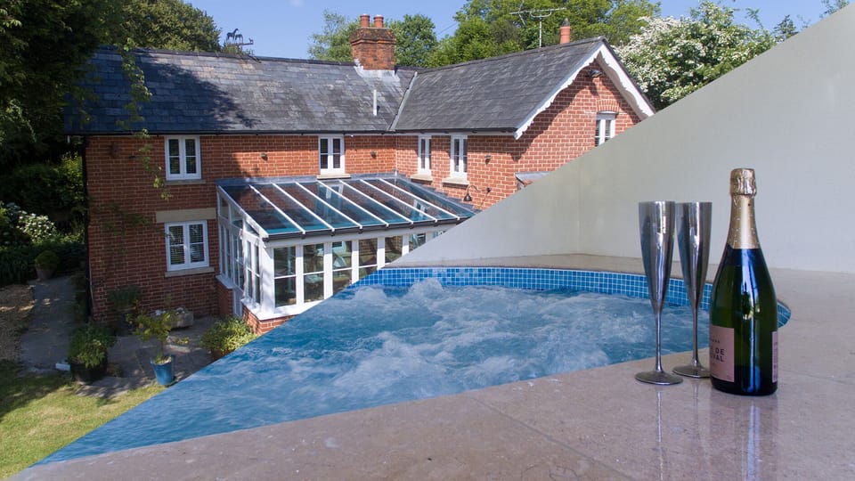Traditional New Forest Cottage with a luxury indoor heated swim spa
