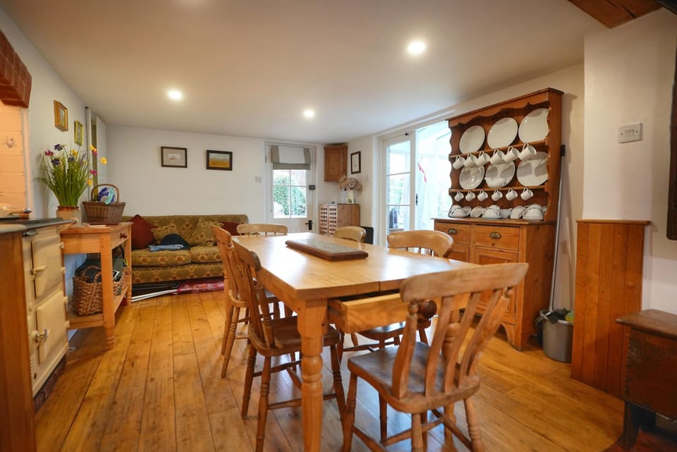 Dining area adjacent to kitchen and conservatory

