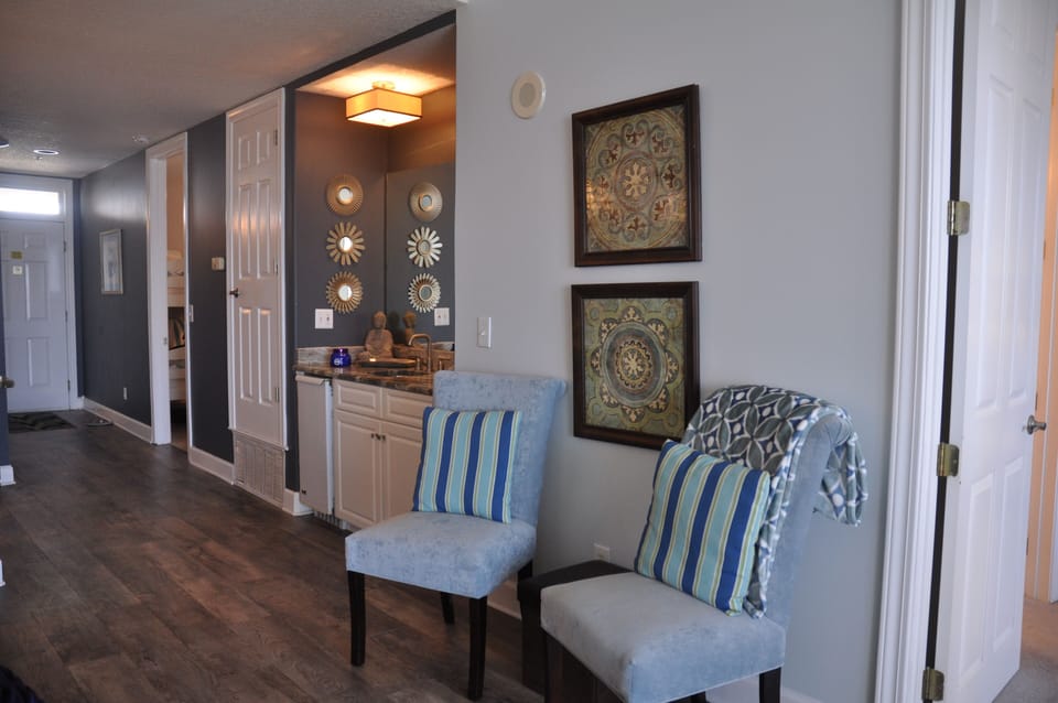 Bar area & sitting area