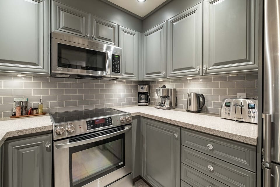 Full kitchen: Stainless steel appliances