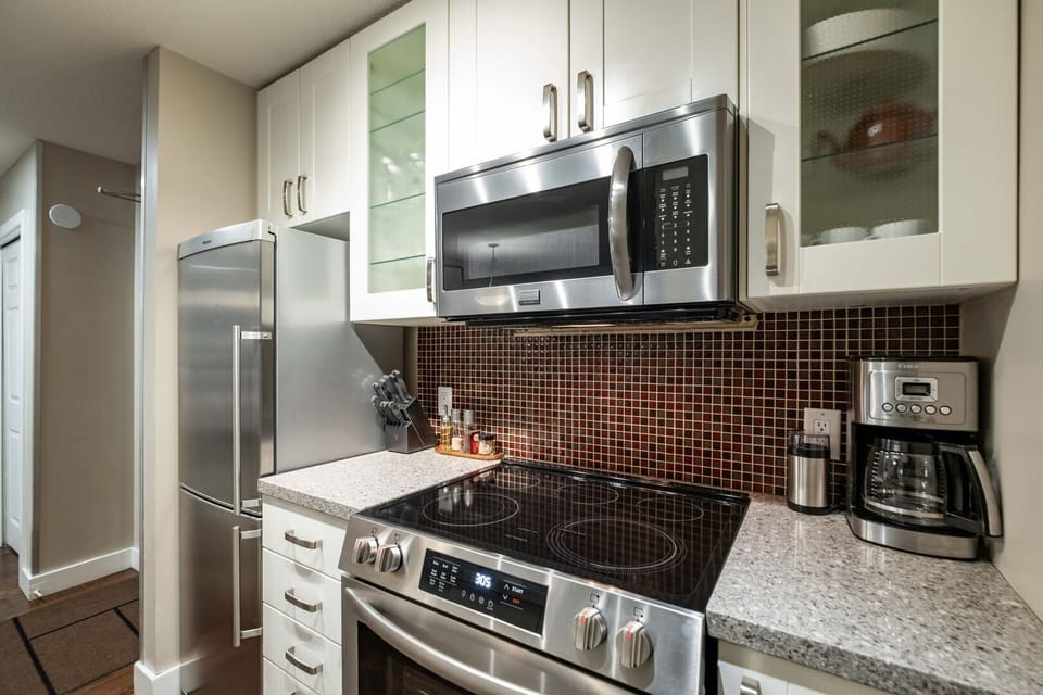 Full kitchen: Stainless steel appliances