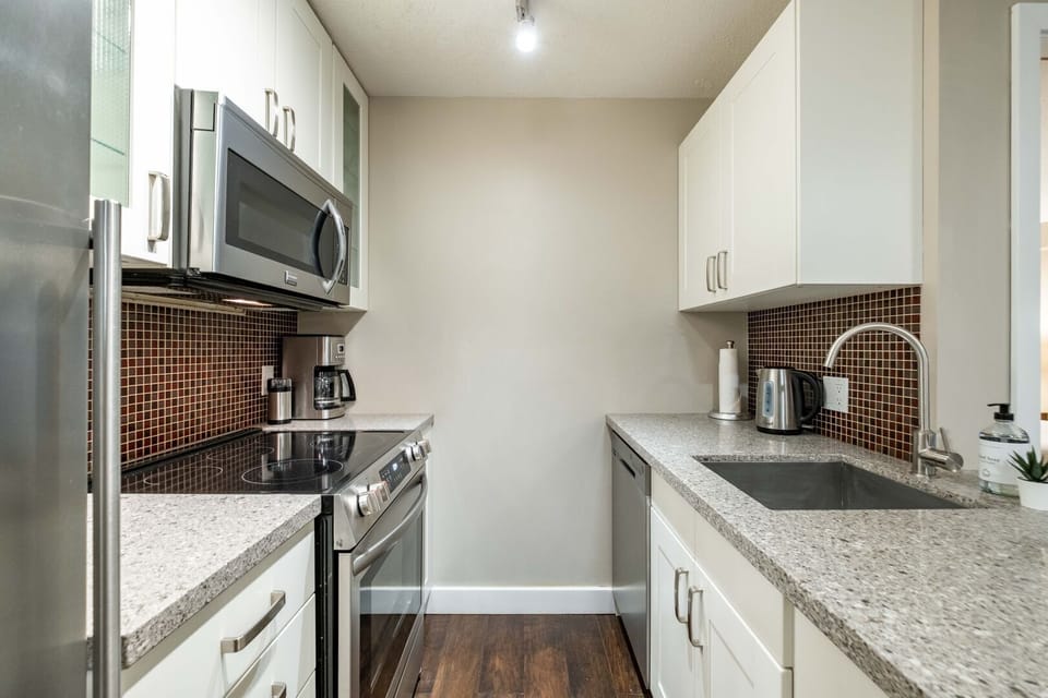 Full kitchen: Stainless steel appliances