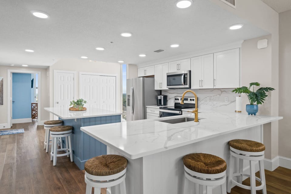 Full Size Kitchen with island seating