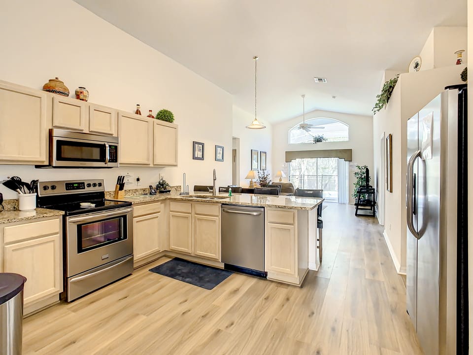 Large Fully Equipped Kitchen