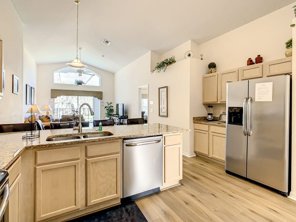 Large Fully Equipped Kitchen