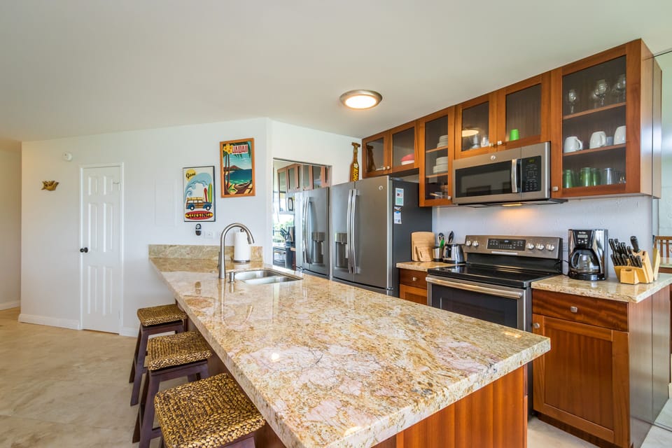 GRANITE COUNTERS
LARGE FRIDGE WITH ICEMAKER MICROWAVE/ELECTRIC RANGE /DISWASHER 