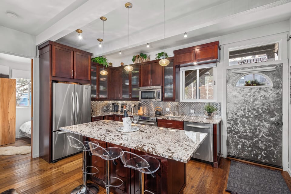 Kitchen with Eat-In Granite Bar Island for Cooking