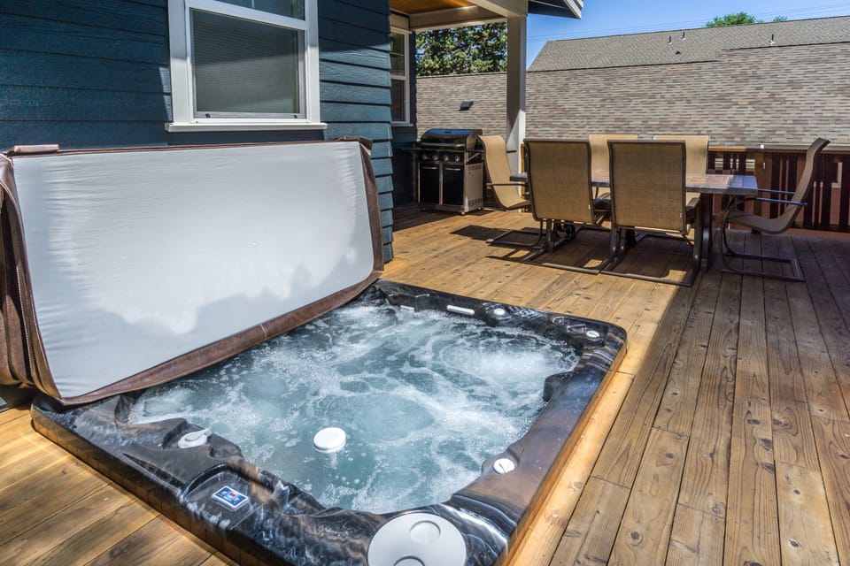 Back Deck has a  Spa for 8 and natural gas B.B.Q. 