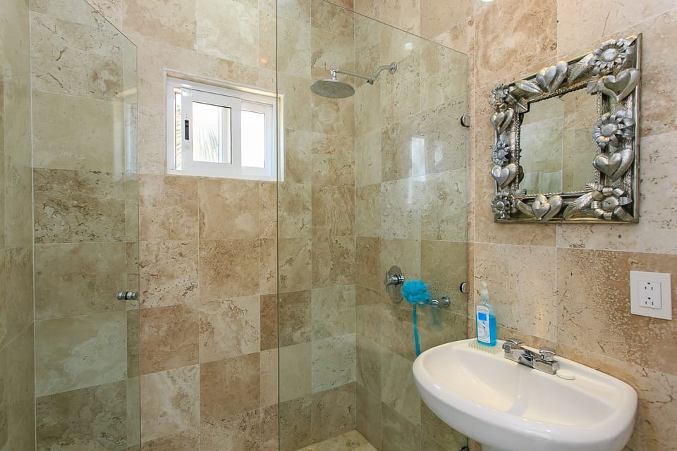 En suite bath for guest BR #2