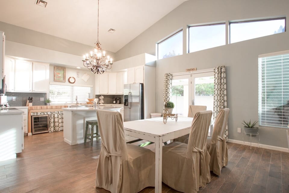 Eat in Kitchen, bar seats 2, table seats 6