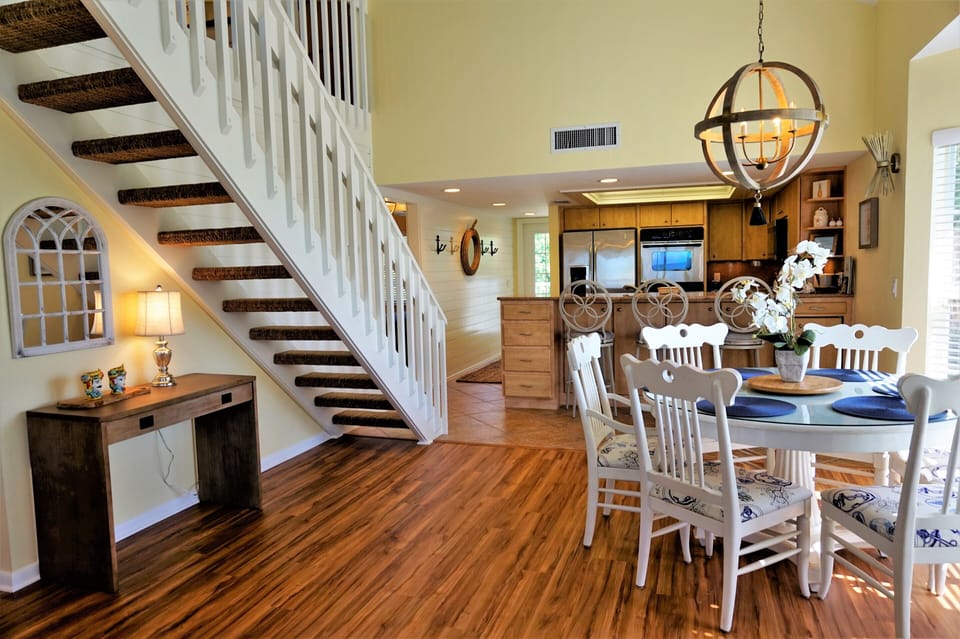 Beautiful Wood Floors in Dining Room