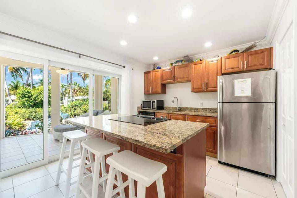 Island House #12 - Kitchen Bar