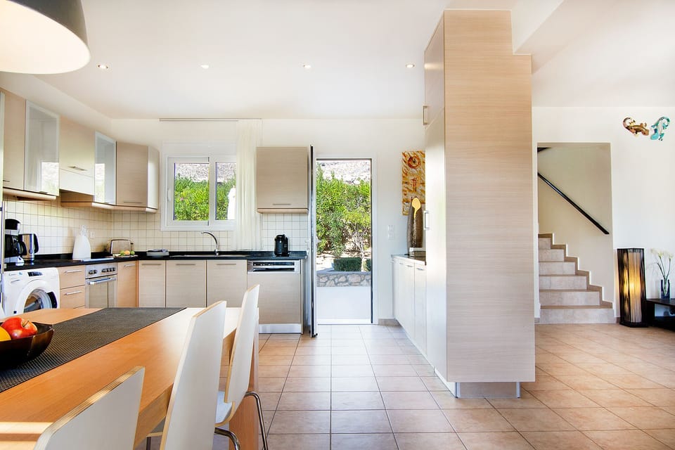 Spacious & bright kitchen