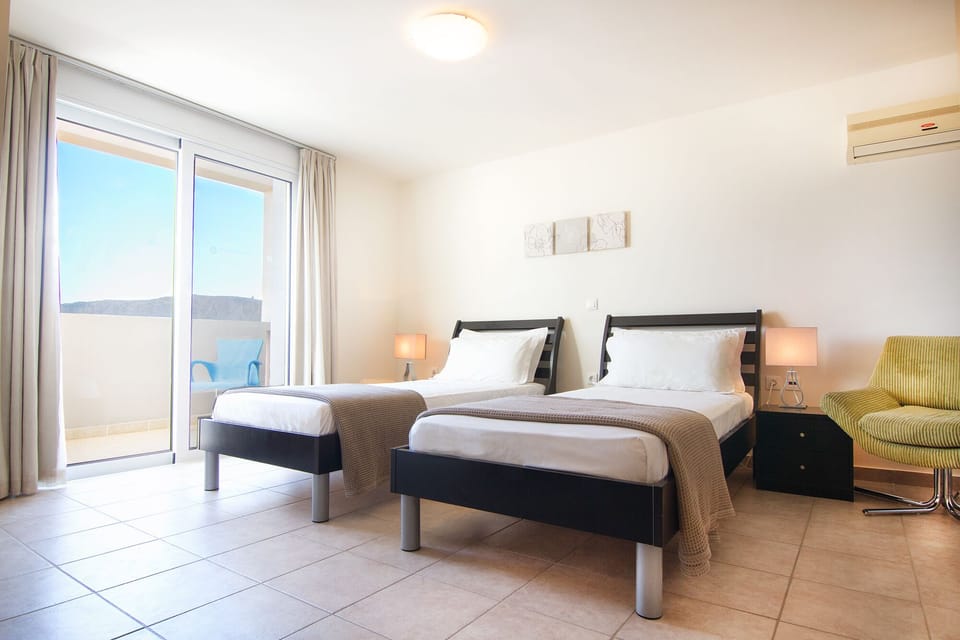 Bedroom 2 (twin) - with balcony & sea view