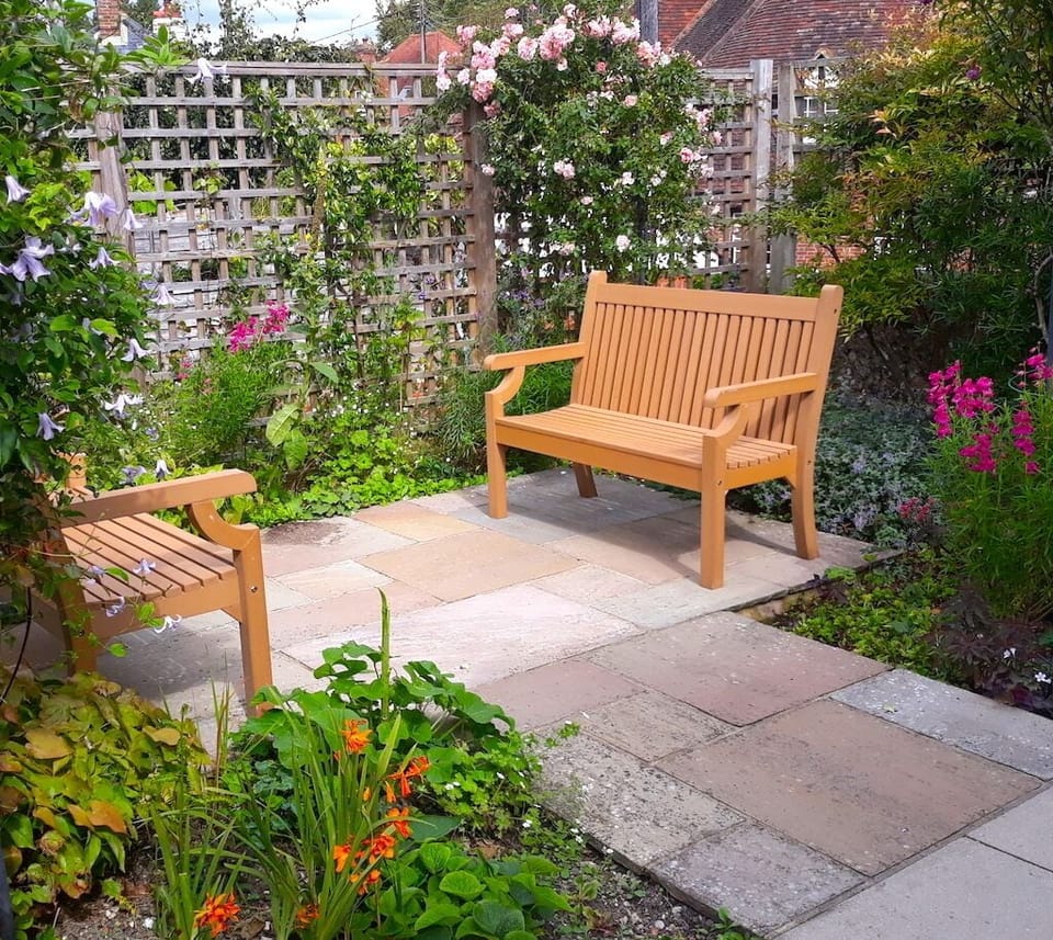Sit out in the beautiful garden. Listen to the nearby millstream!