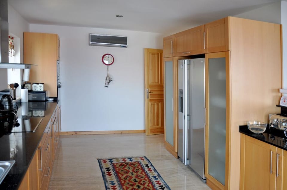 Kitchen with American style fridge/freezer