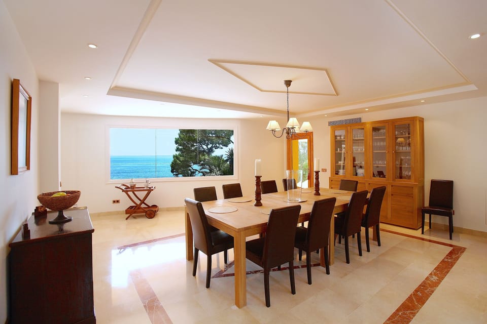 Spacious Bright Dining with Sea View 40 square meters