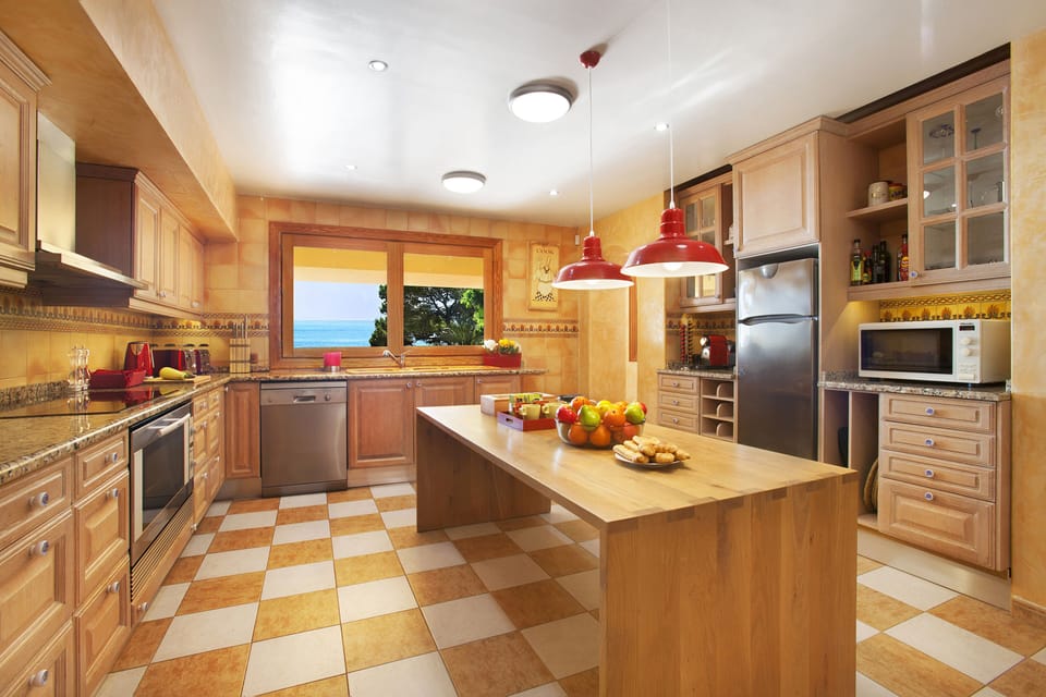 Fully Equipped Kitchen with Sea View, 3 fridges and professional 90 cm oven