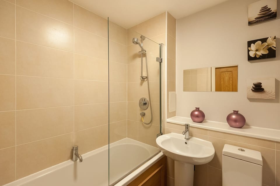 family bathroom between swiss and russian room