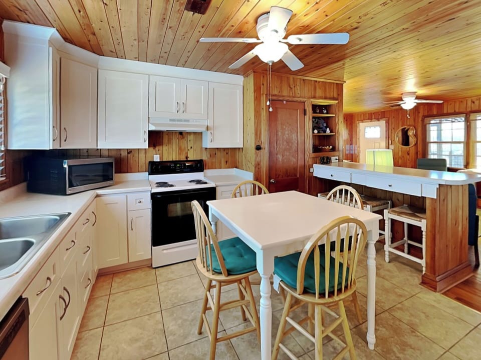 Full Size Kitchen & Dining Area