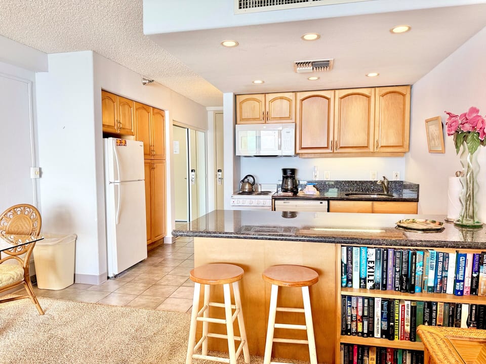Kitchen Counter w/ Bar Stools
