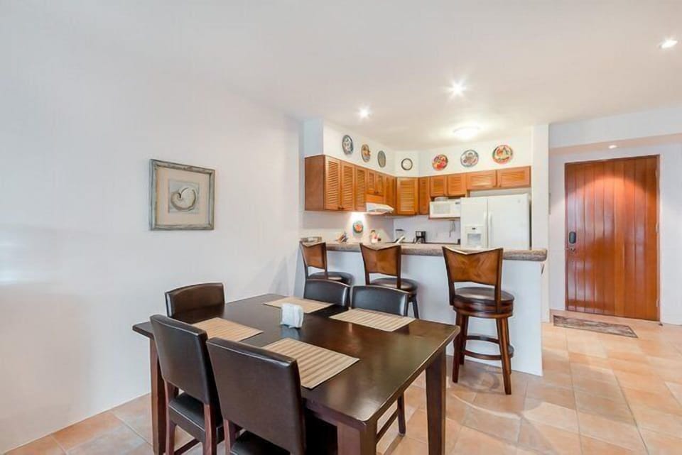 The dining room has seating for six