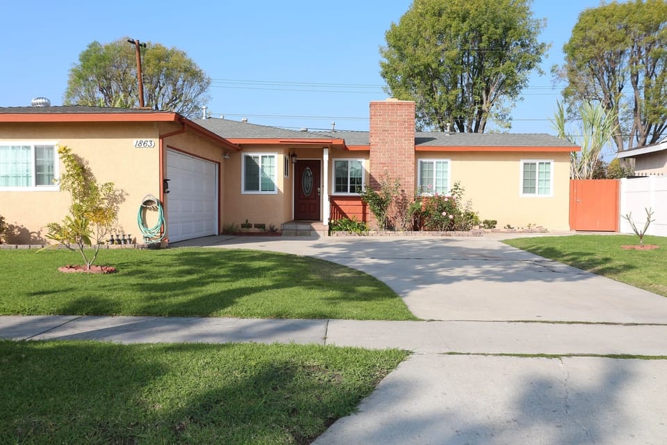 Front house, cars can park in the driveway