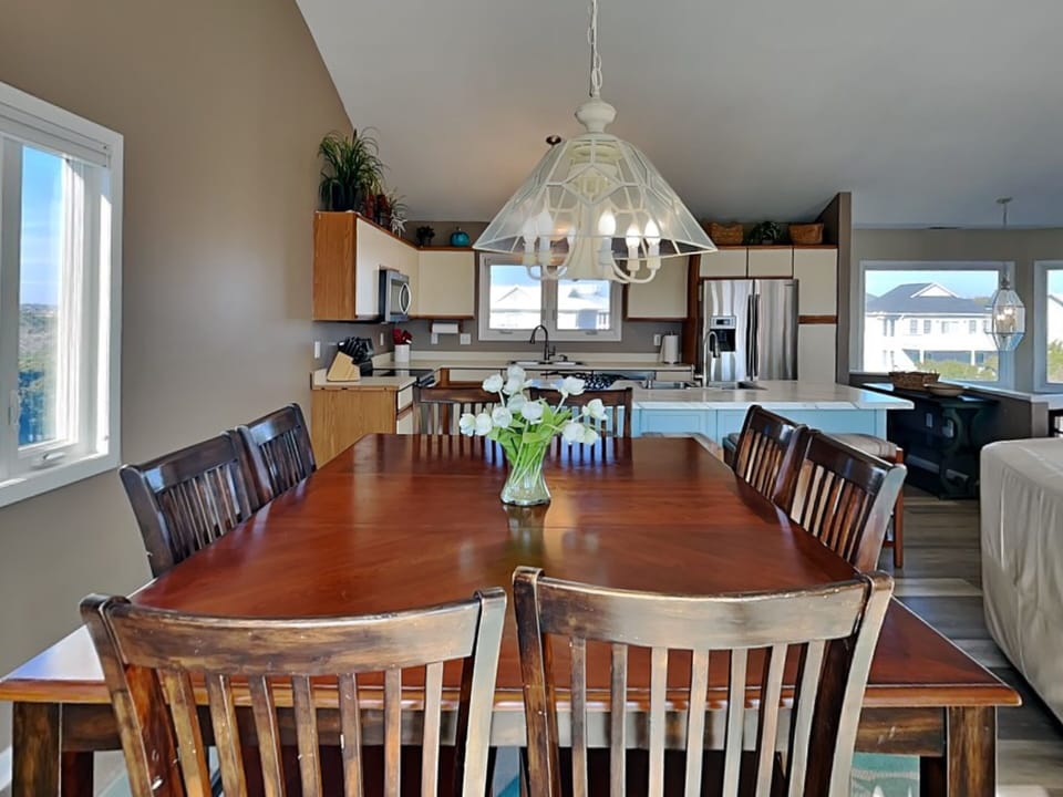 Dining Area - Seating for 8