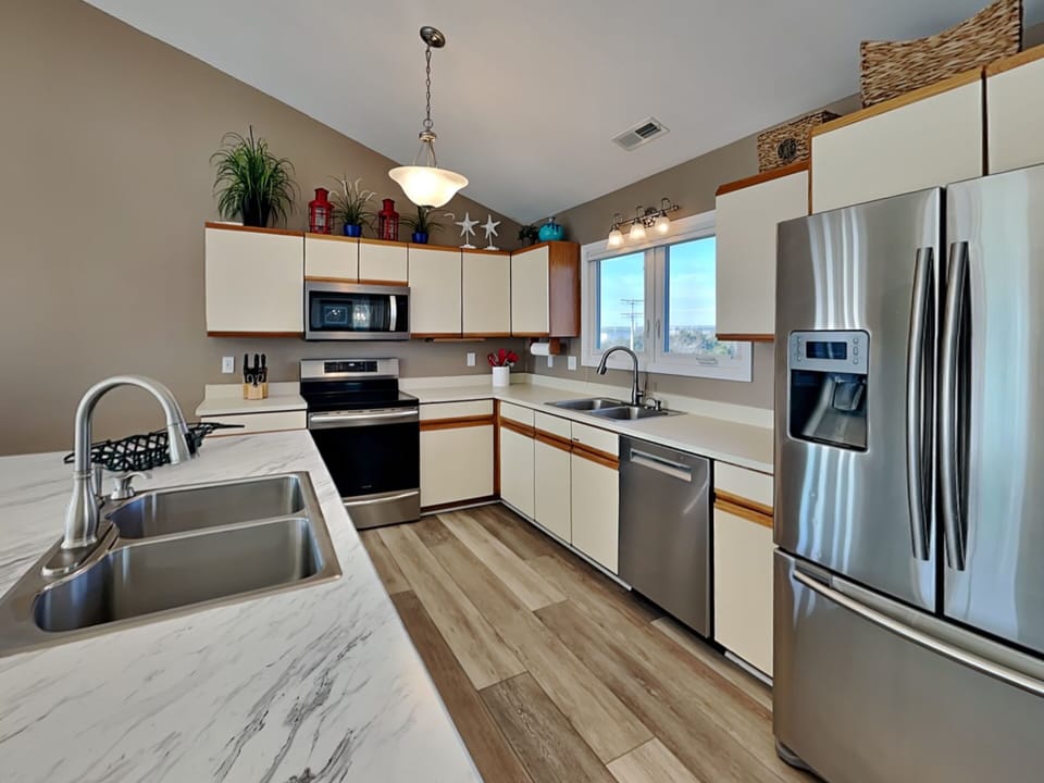 Kitchen - Fully Equipped Kitchen with Stainless Steel Appliances