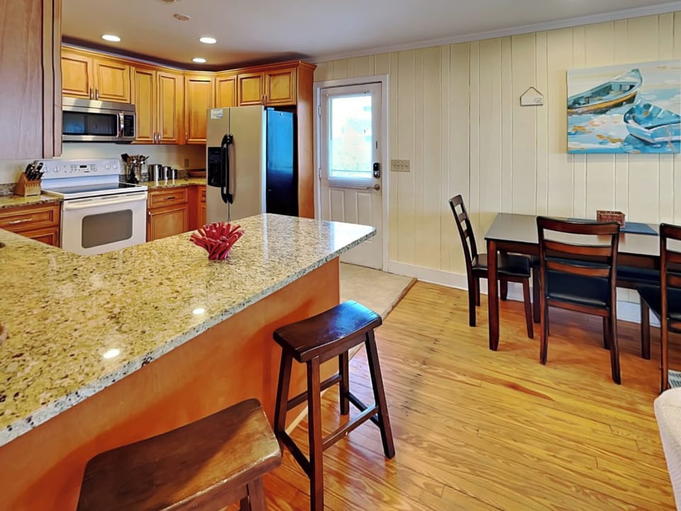 Kitchen & Dining Area