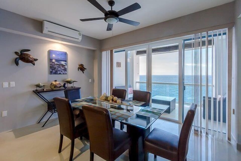 Dining room with seating for 6
