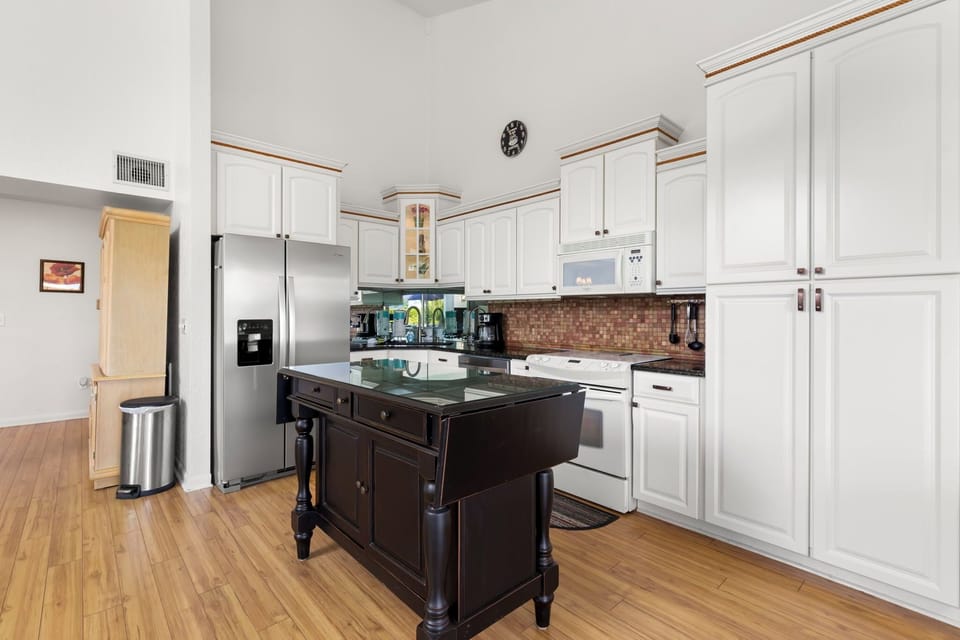 Beautiful kitchen for making those vacation sized meals.