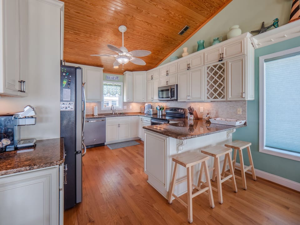 Kitchen w. Breakfast Bar